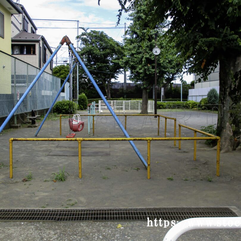 公園内に設置された青フレームのブランコ 千川二丁目児童遊園 2022