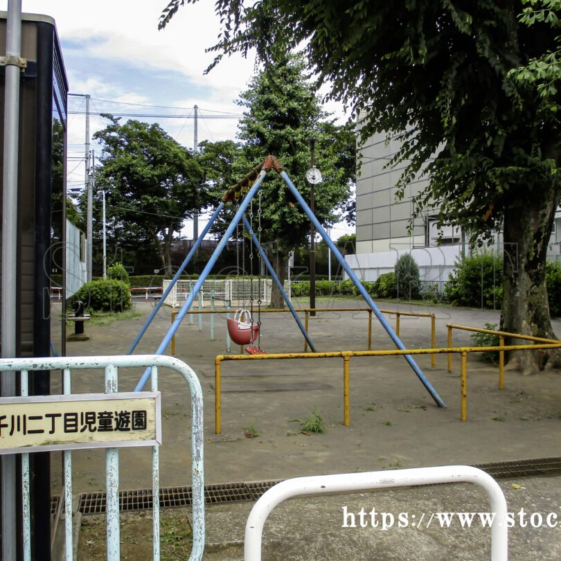 千川二丁目児童遊園の入口と公衆電話ボックス 2022