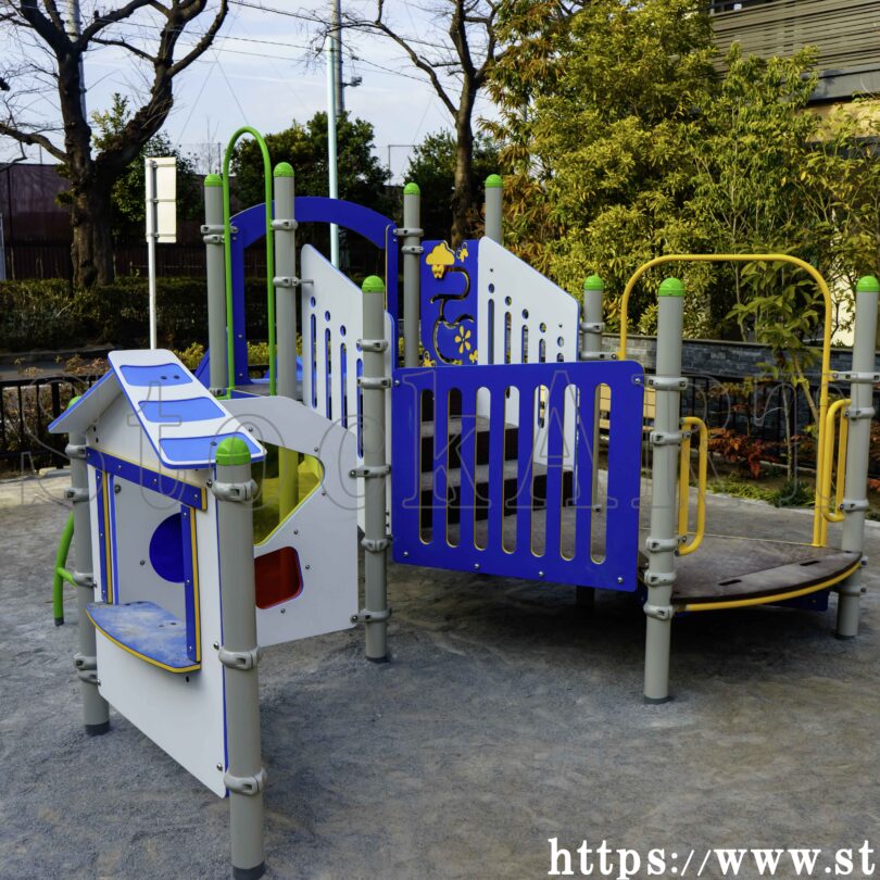 住宅地の公園に置かれたカラフルな子供用遊具 千川二丁目児童遊園