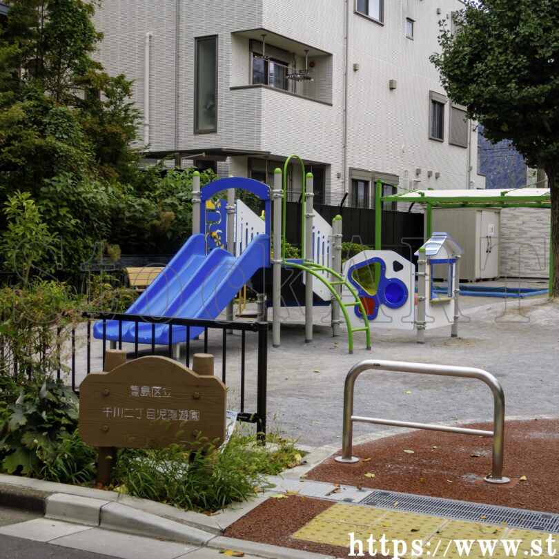 街角に佇む豊島区立千川二丁目児童遊園の全景
